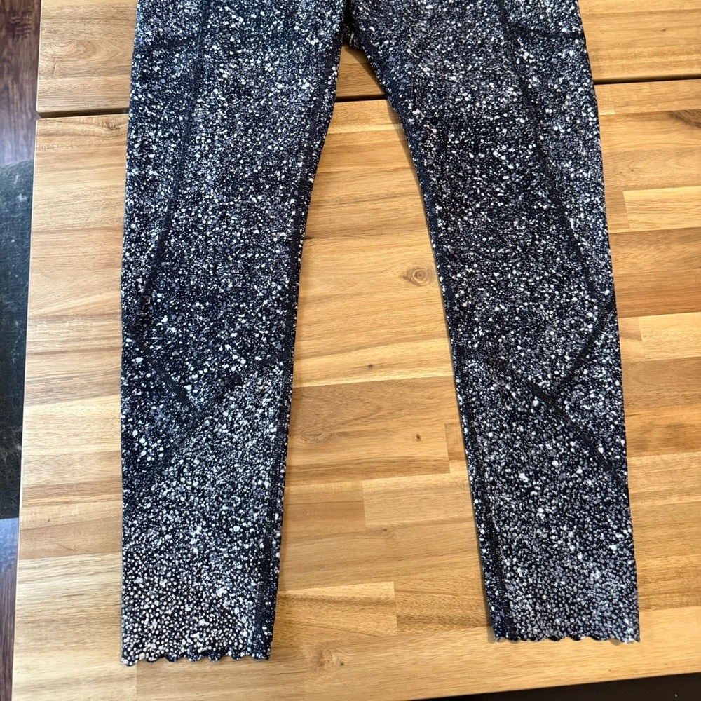 Lululemon scalloped bottom leggings - Picture 5 of 6
